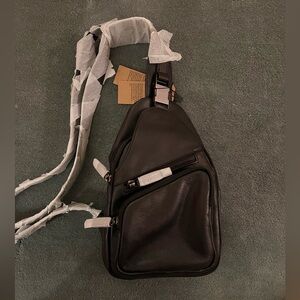 BNWT IVTG black leather sling bag